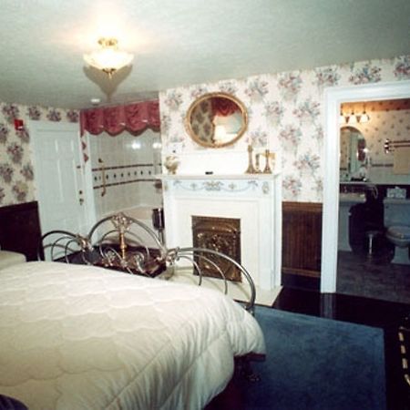Julias Bed And Breakfast Hubbard Exterior photo