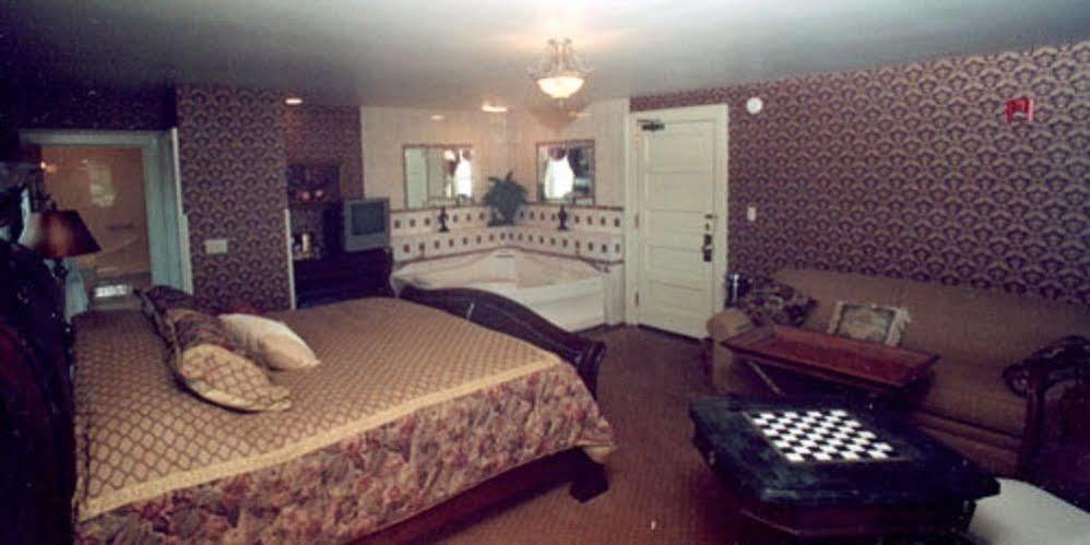 Julias Bed And Breakfast Hubbard Exterior photo